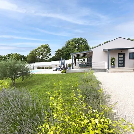 Jolanda For 4 People Near With Private Pool, Kids Playground & Large Garden - Only 850 M From Rovigno
