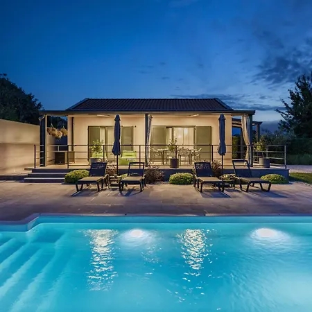 Jolanda For 4 People Near With Private Pool, Kids Playground & Large Garden - Only 850 M From Rovigno