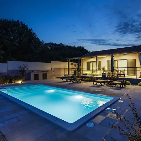 Villa Jolanda For 4 People Near With Kids Playground & Large Garden - Only 850 M From